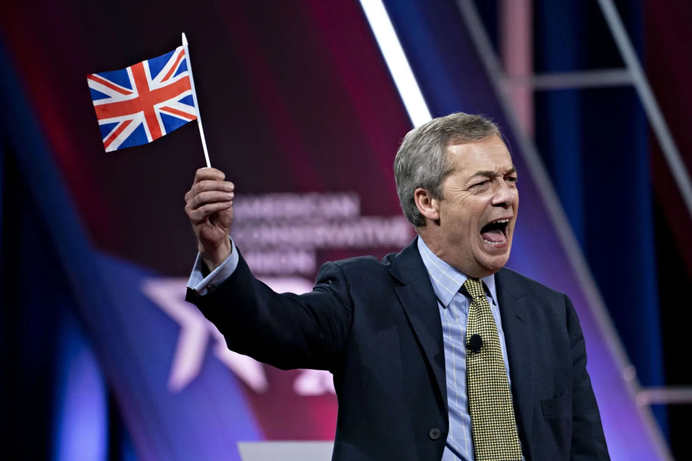 Do ośmiu razy sztuka. Niger Farage dostał się w końcu do Izby Gmin