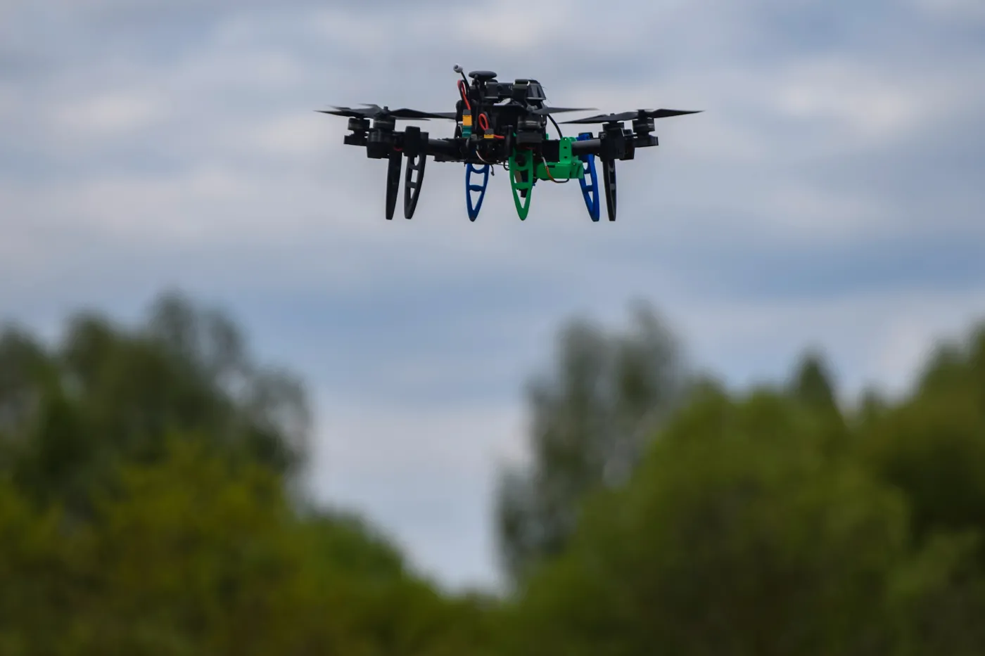 Dron nad lotniskiem w Amsterdamie, czasowe utrudnienia w lotach. Maszyna i operator nieznani