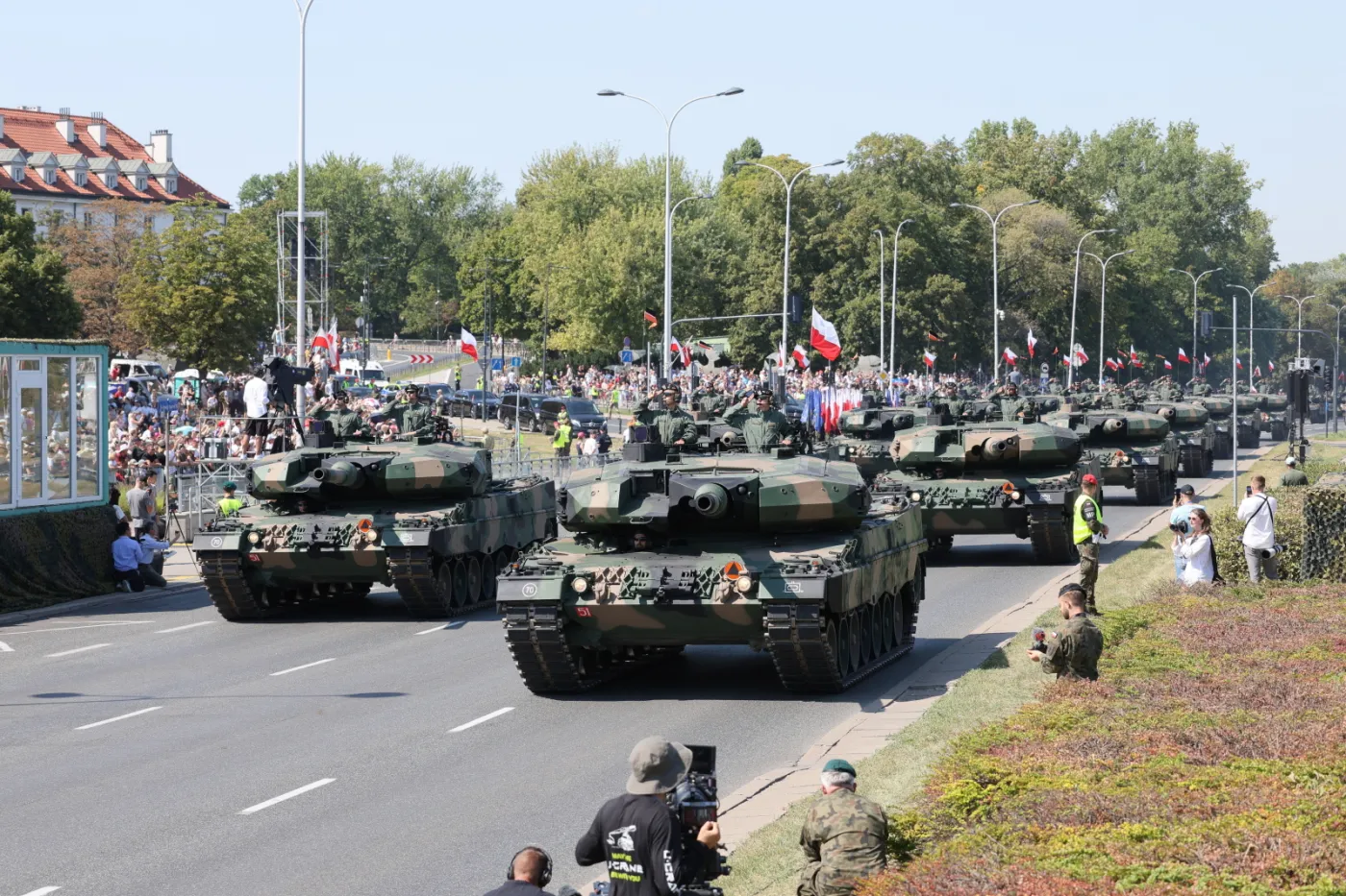 Defilada wojskowa w Warszawie. Tysiące żołnierzy przemaszerowało Wisłostradą [GALERIA]