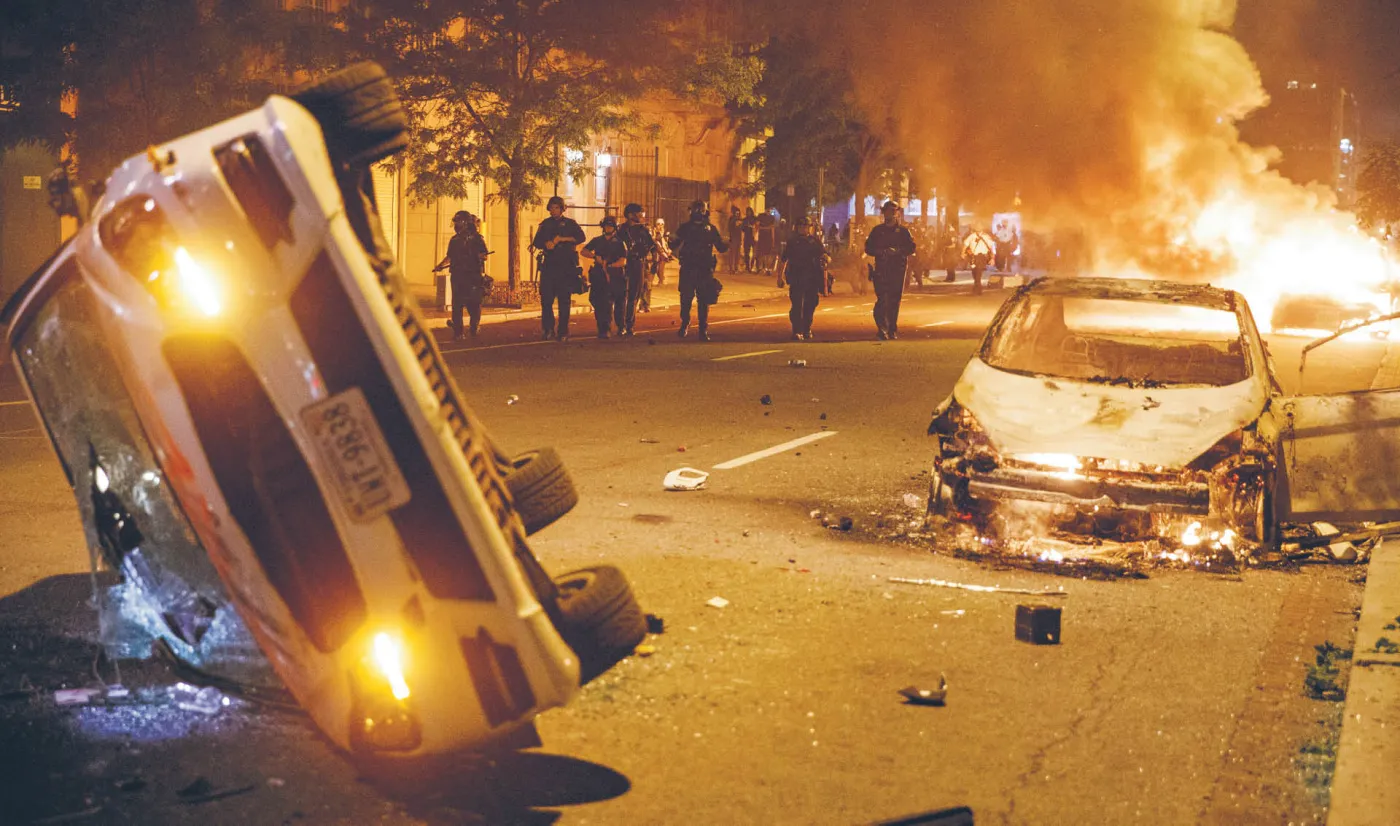Biały policjant uderza w Trumpa i Bidena