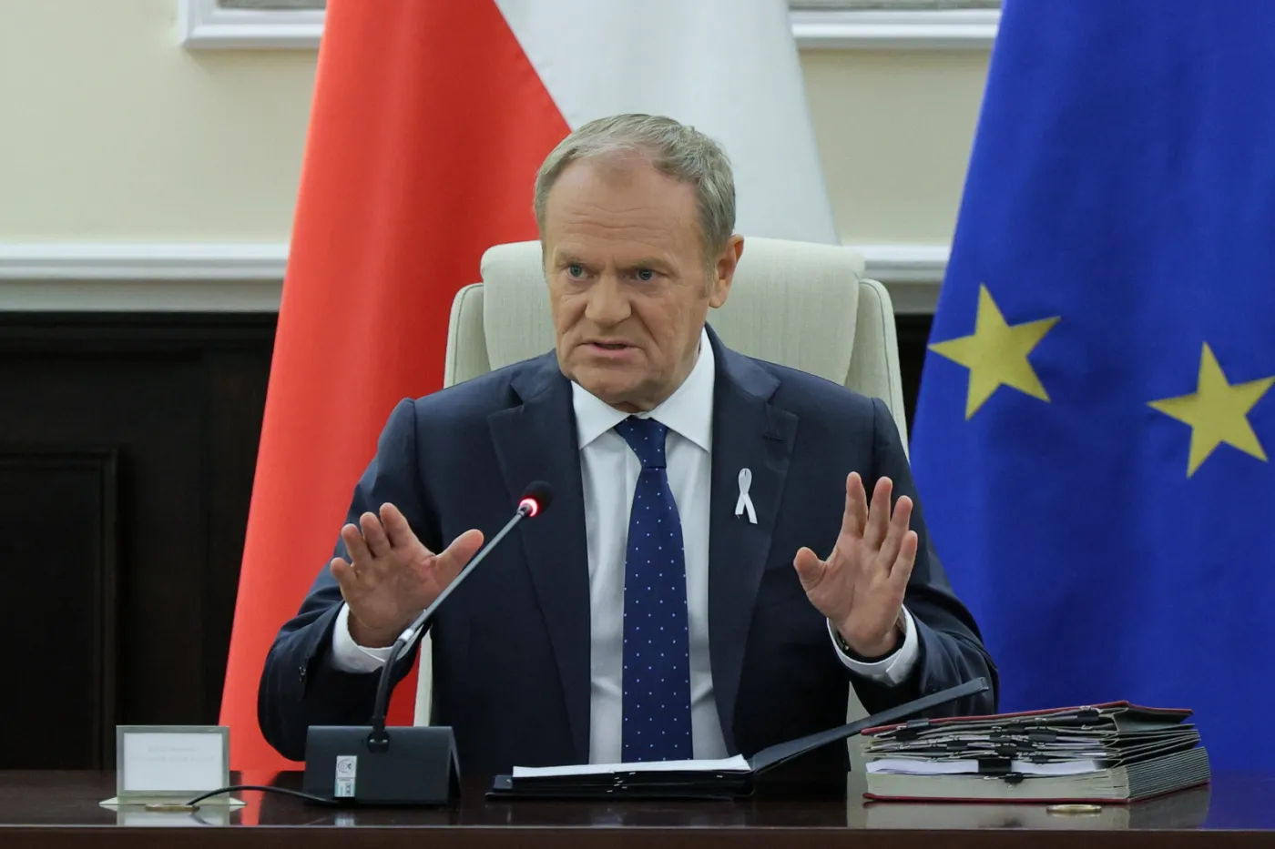 Tusk: Nawrocki uparcie odmawia podpisania awansów oficerskich