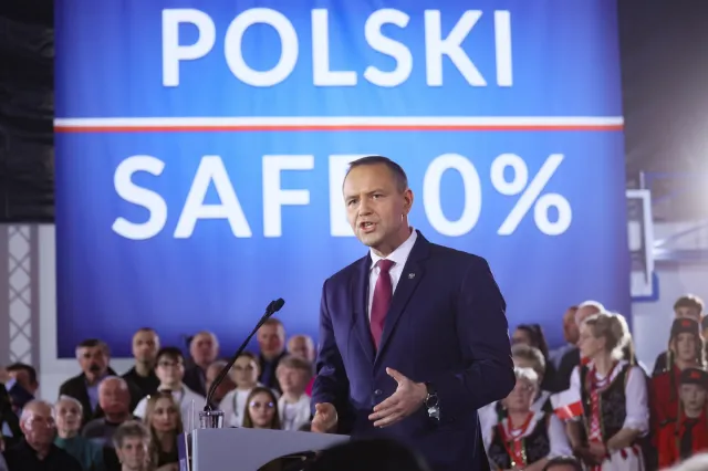 Weto Nawrockiego wobec programu SAFE. Sondaż ujawnia, co myślą Polacy