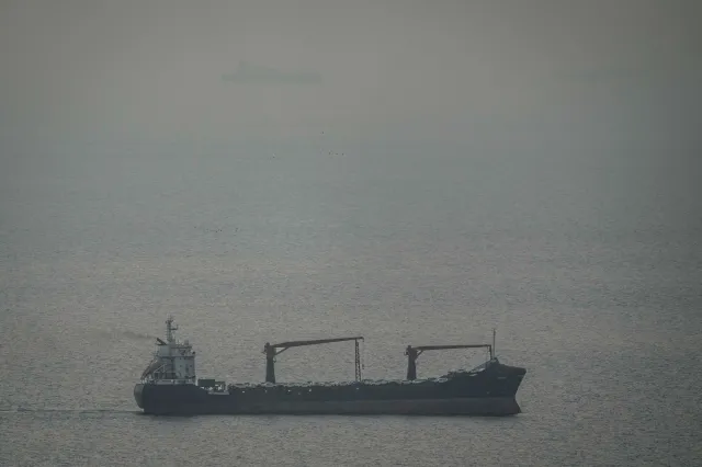 Iran umacnia kontrolę nad cieśniną Ormuz. Ropa naftowa znów drożeje
