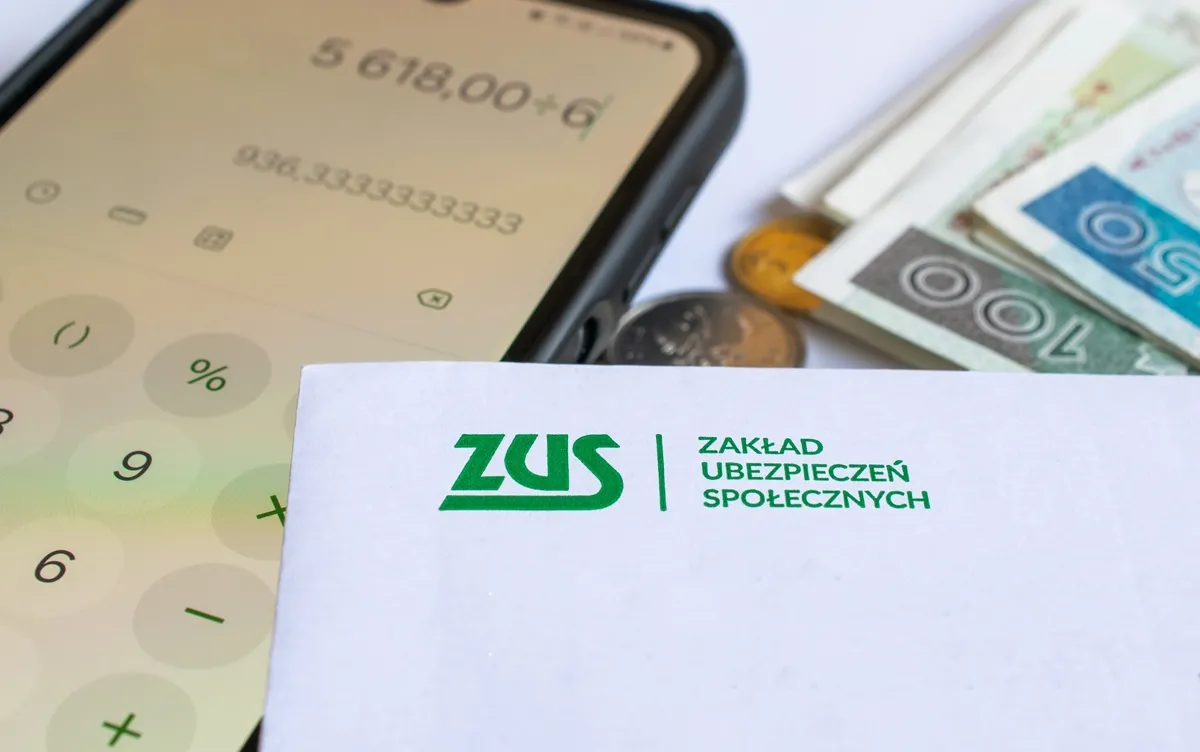 Smartfon z włączonym kalkulatorem, koperta z korespondencją z ZUS.