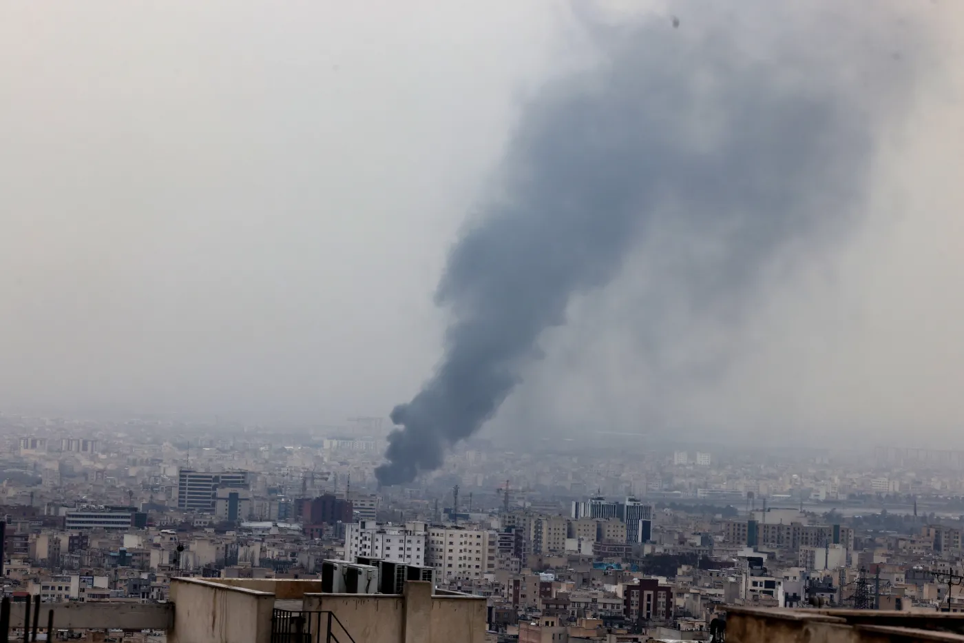 Iran: Szef policji Ahmad-Reza Radan grozi protestującym i zapowiada użycie siły