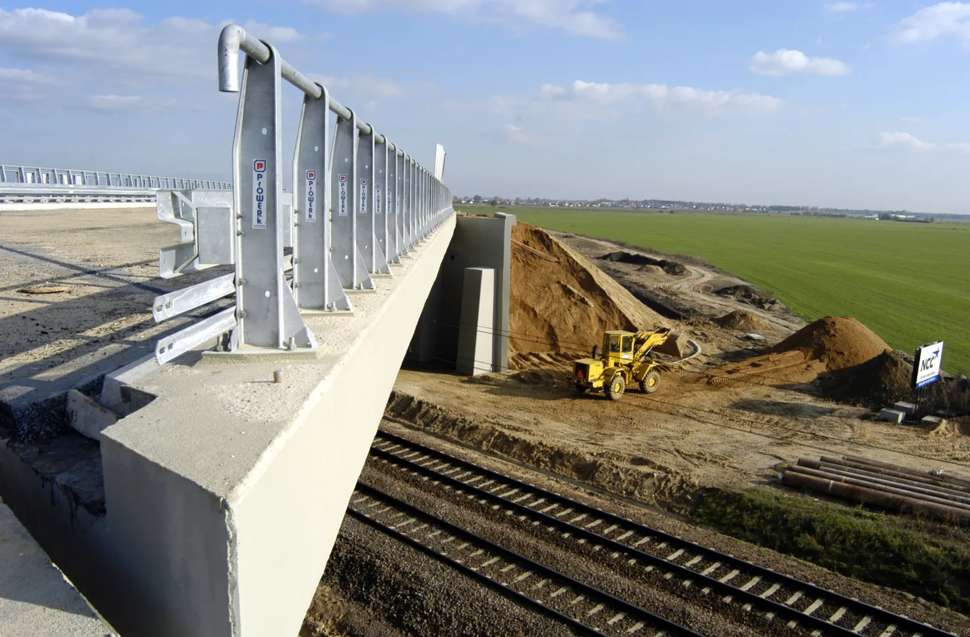 Premier: latem umowy na budowę około 500 km autostrad
