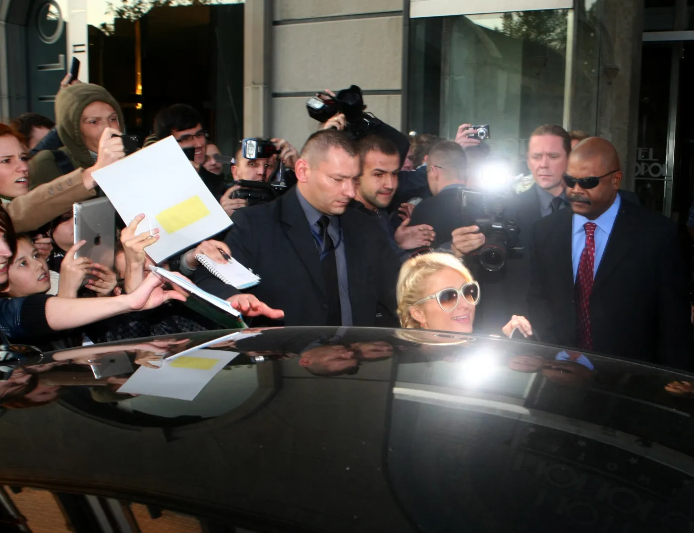 Antyterroryści, którzy ochraniali Paris Hilton, odchodzą ze slużby