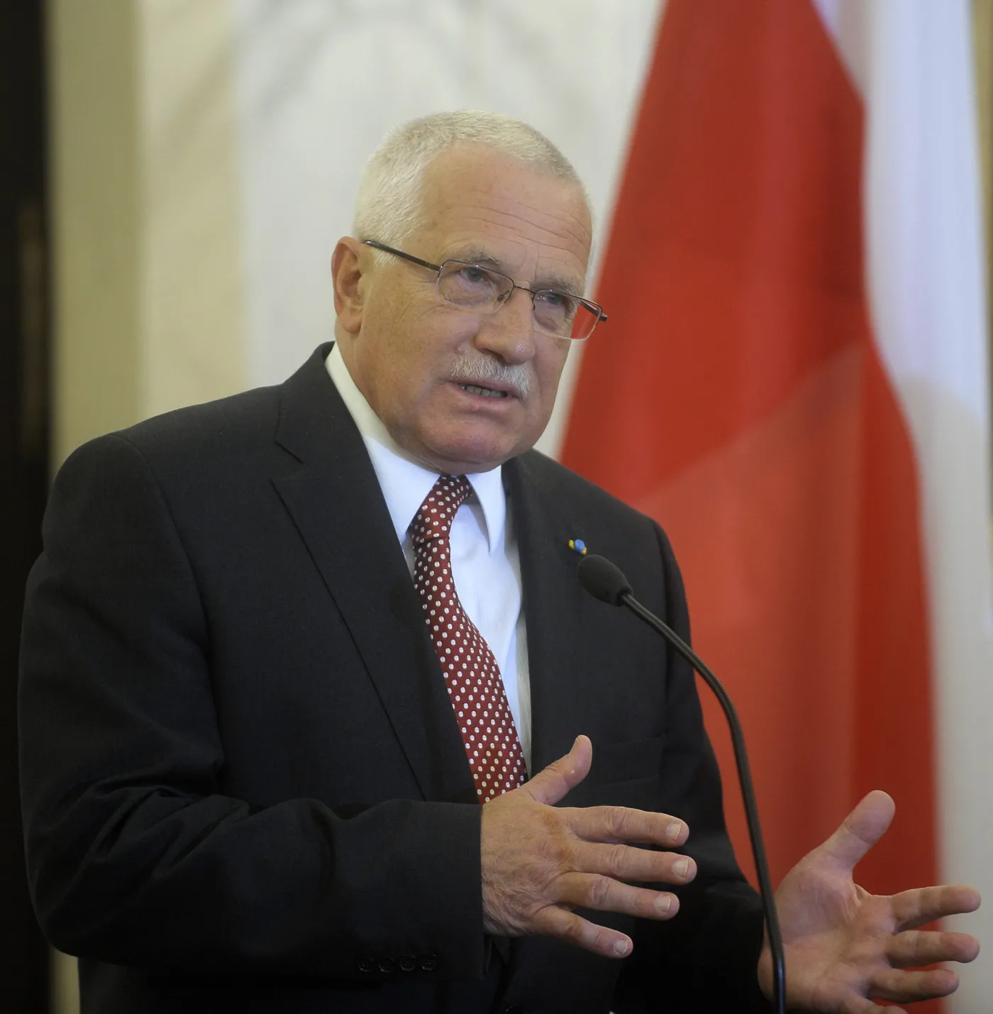 Świat obiegło nagranie, na którym prezydent Czech, Vaclav Klaus kradnie pióro (WIDEO)
