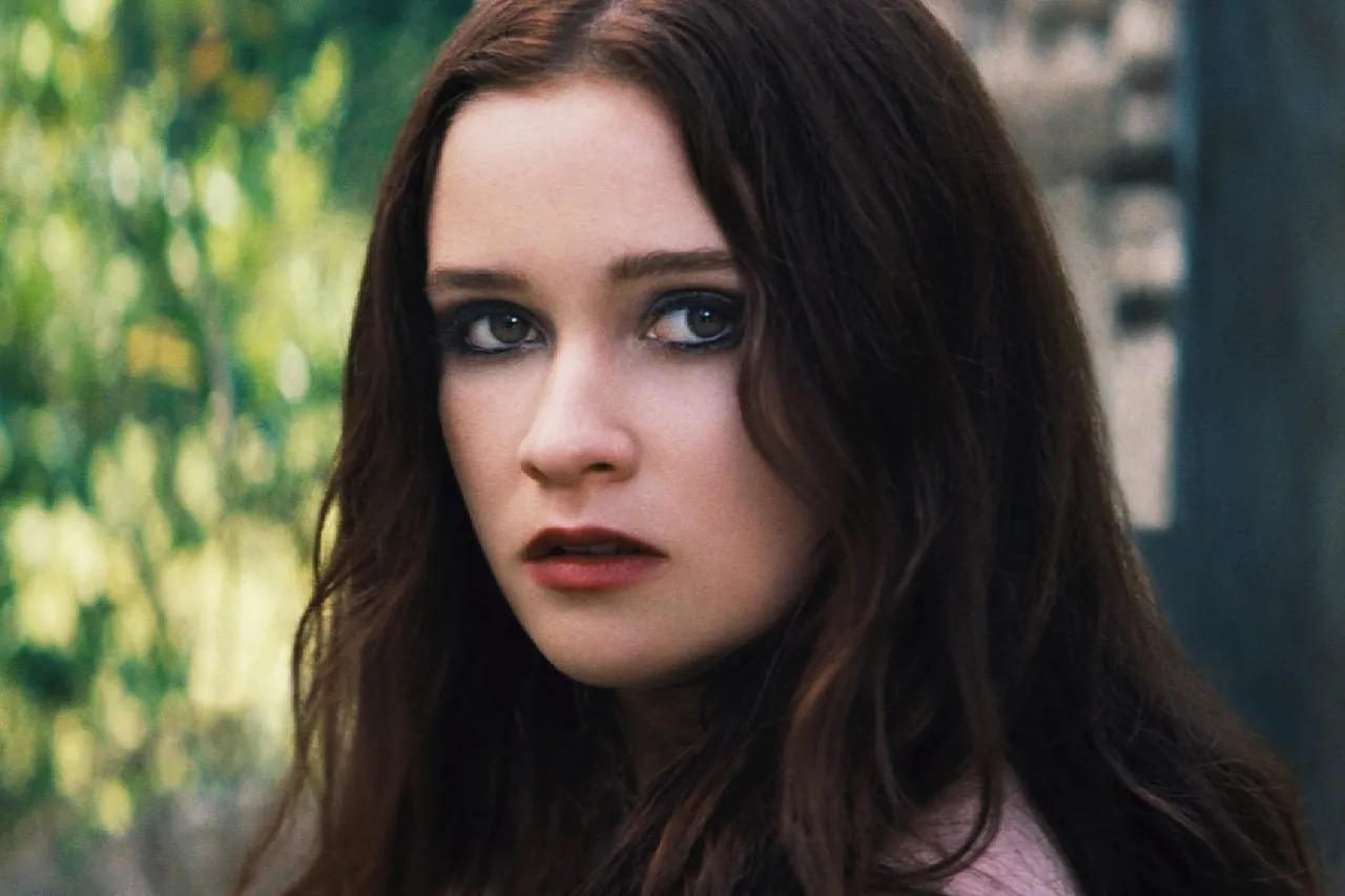 1174389-alice-englert.jpg