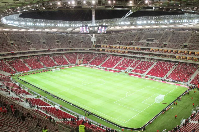 Stadiony szukają sponsorów. Im mniej polityki, tym lepiej