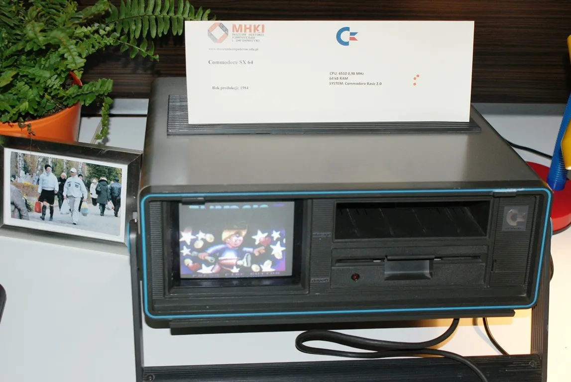1526968-commodore-sx64.jpg
