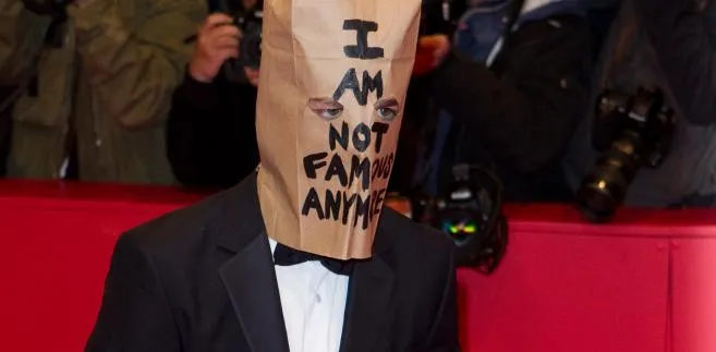 Shia LaBeouf promuje "Nimfomankę" w papierowej torbie na głowie