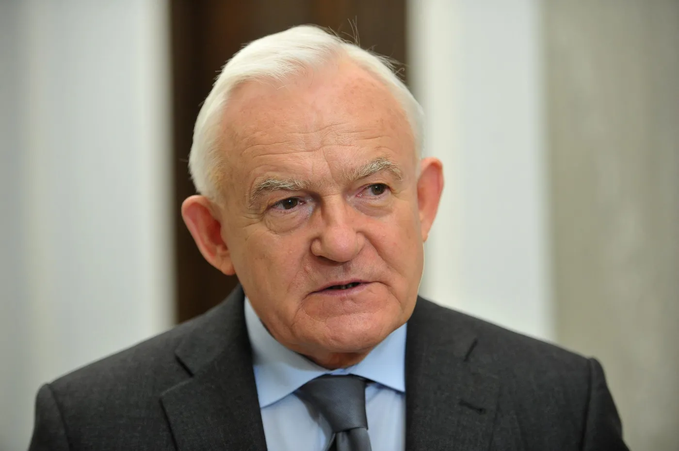 Dozór policyjny za oblanie Leszka Millera "śmierdzącą, białą" substancją