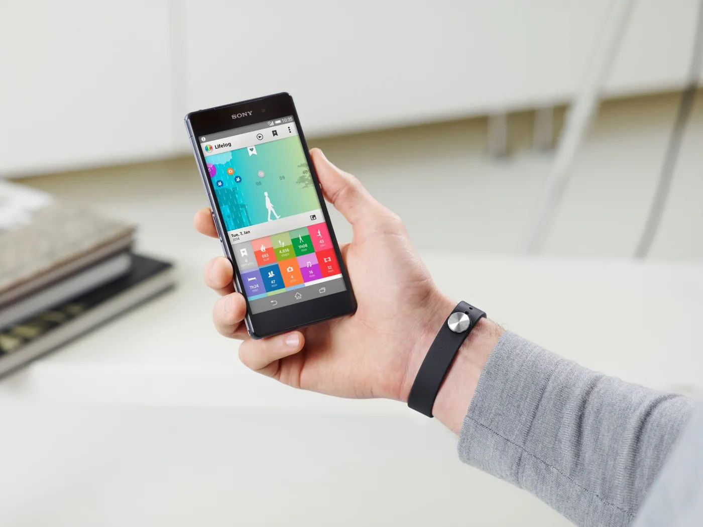1683893-sony-smartband.jpg