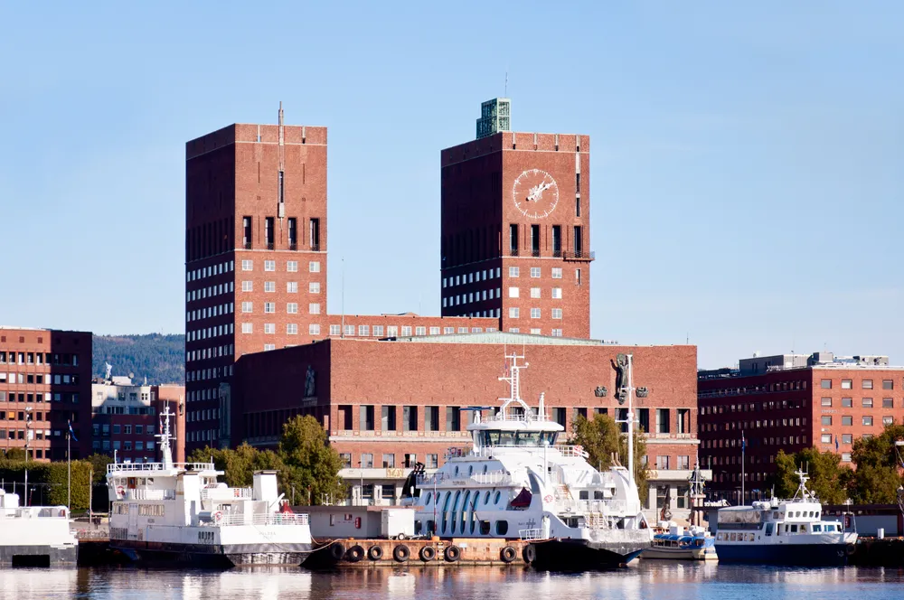 1489923-ratusz-w-oslo.jpg