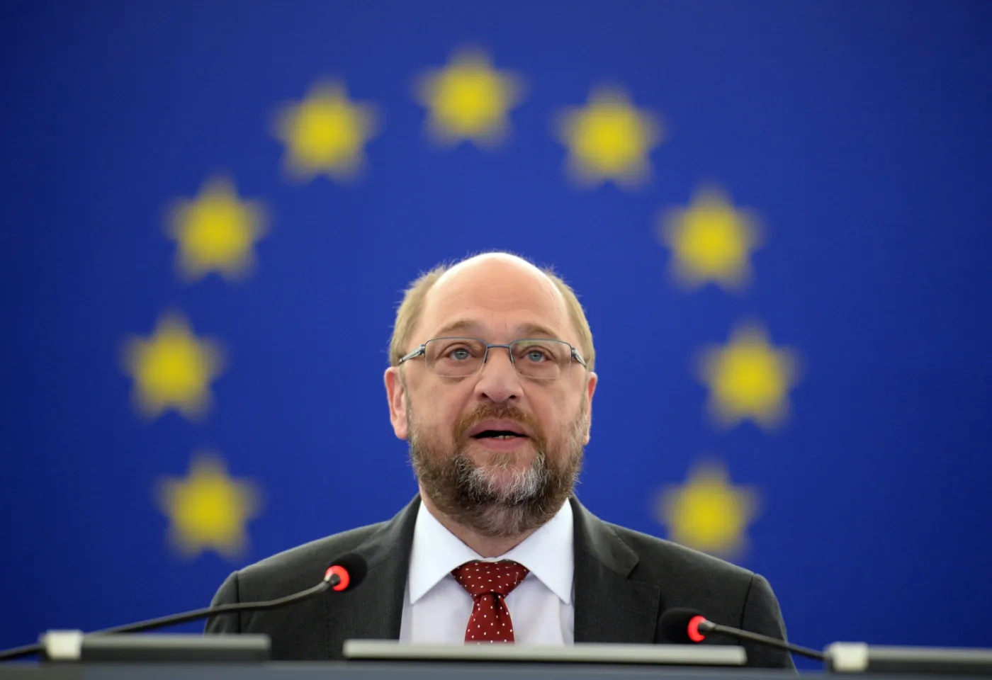 Przewodniczący PE mówi o przeforsowaniu "nawet siłą" sprawy uchodźców. PiS zaniepokojone