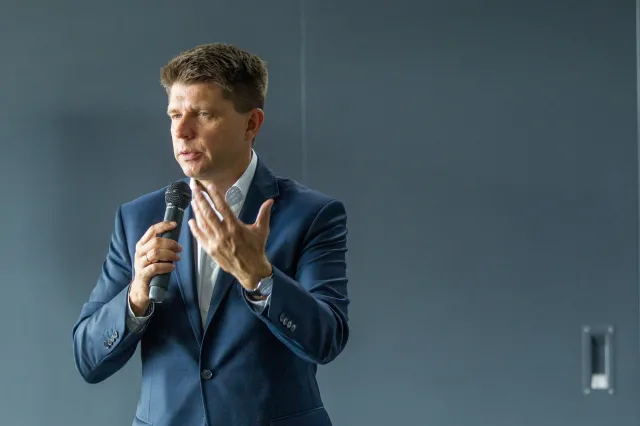 Petru: Kaczyński nie odczuje opodatkowania hipermarketów, bo w nich nie kupuje