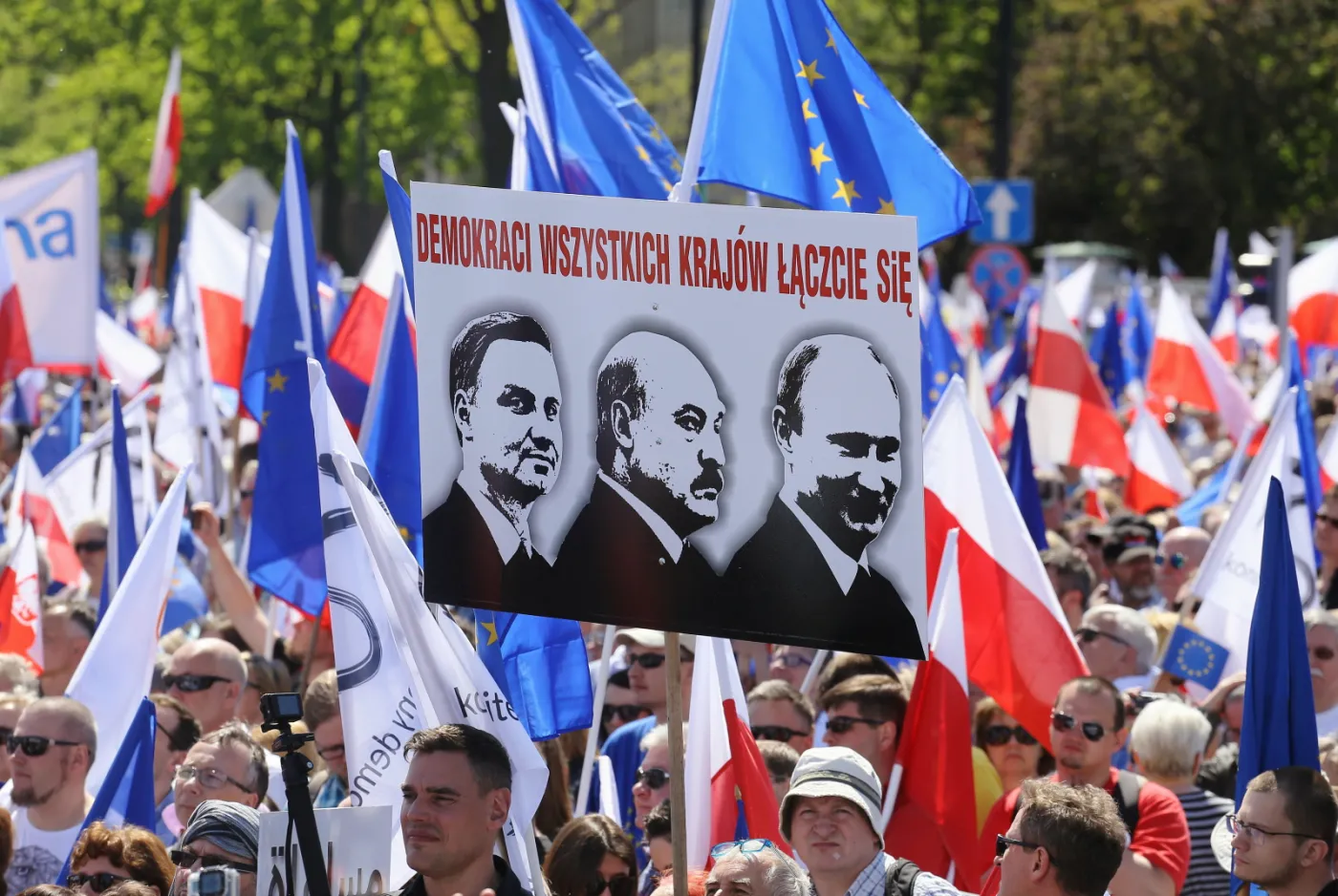 Schetyna na marszu opozycji: Nie dopuścimy do koszmaru władzy autorytarnej