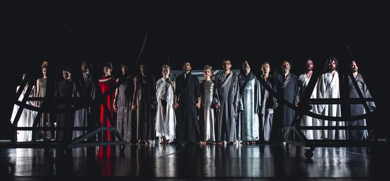 Obnażony Moloch: Premiera „Crazy God” Teatru Pieśń Kozła