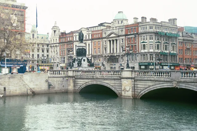 Odłamki Brexitu biją w Irlandię