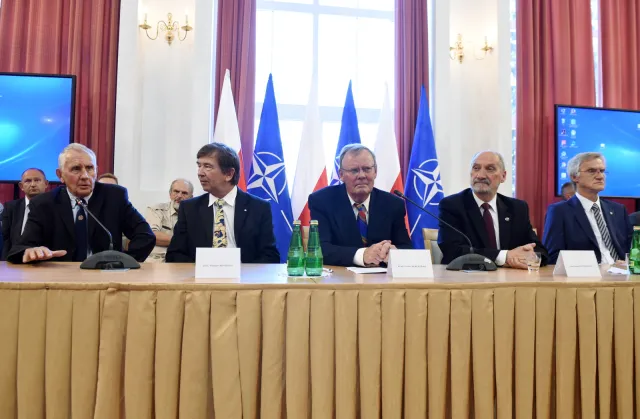 Nowaczyk: Ekshumacji wymaga zarówno wrak, jak i ofiary katastrofy