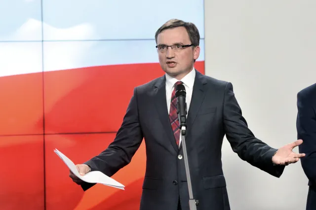 Polacy skazani na podsłuchy. Służby będą szpiegować obywateli