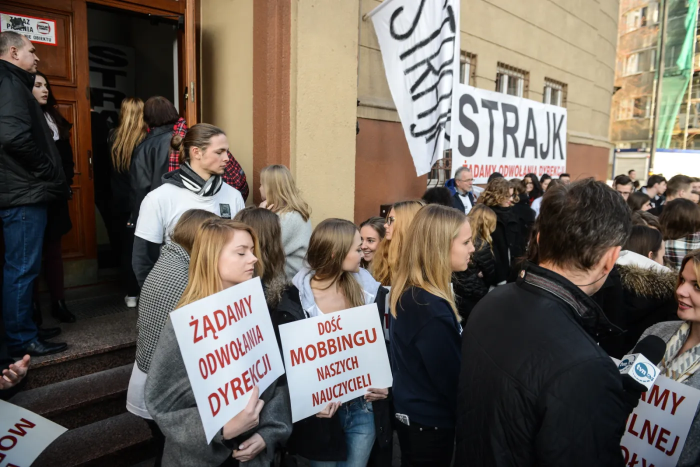 Nauczyciele strajkują i chcą odwołania dyrektorki. W warszawskiej szkole interweniuje MEN