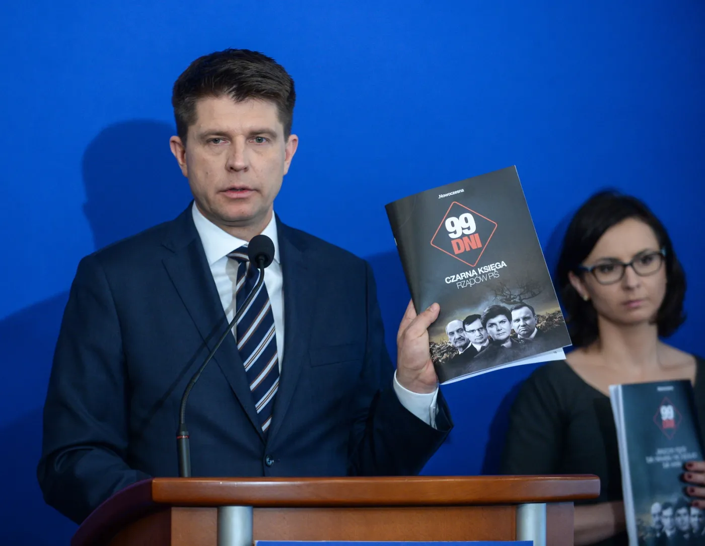 Petru podsumowuje 100 dni rządów PiS. "To dni propagandy, inwigilacji i łamania konstytucji"