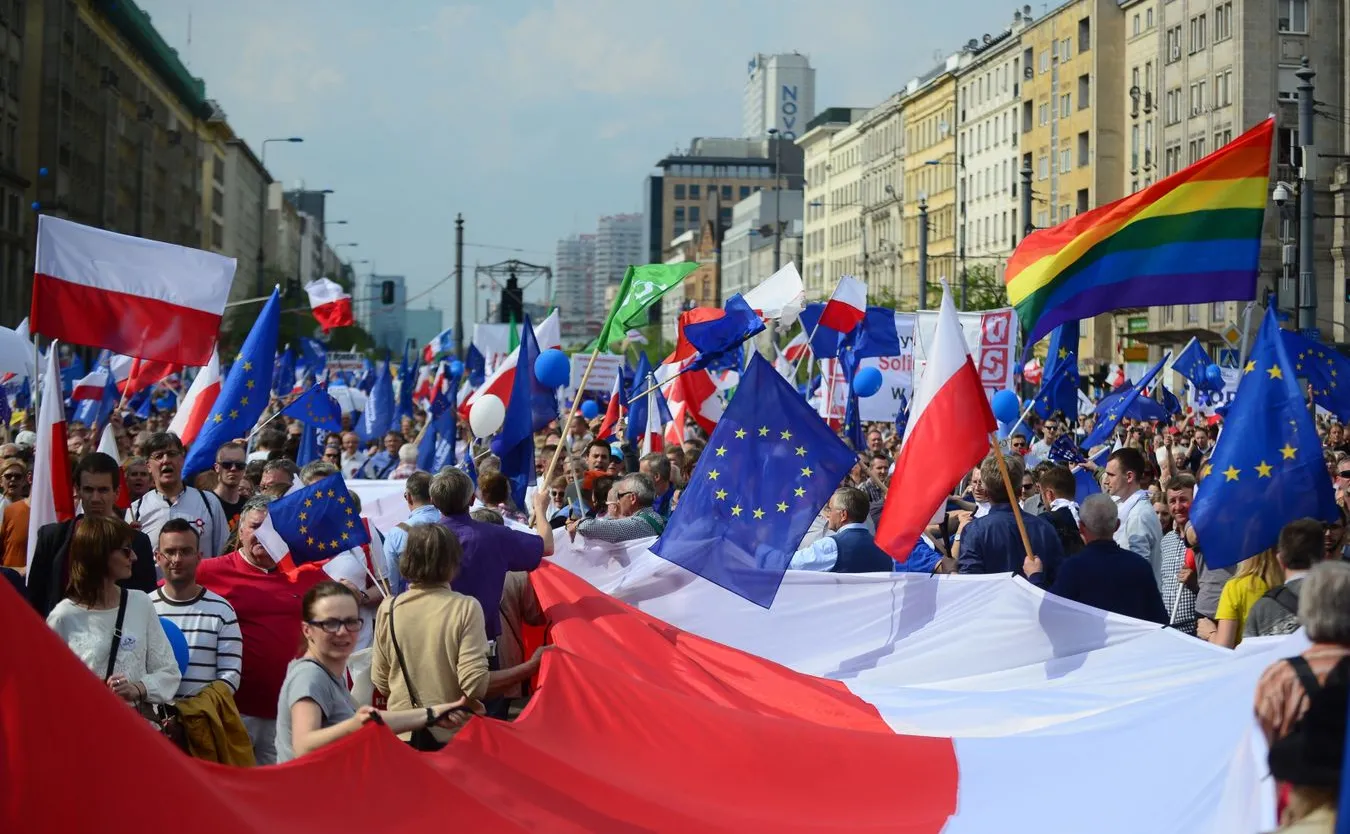 Zandberg: Ochrona marszu PO szarpała demonstrantów z tęczową flagą. Grabiec: To był nieprzemyślany happening