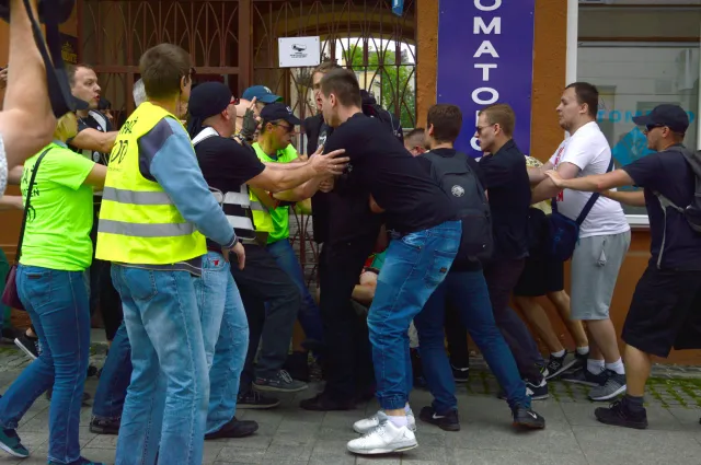 Pobicie działacza KOD w Radomiu: Komendant traci stanowisko, trzech mężczyzn z zarzutami