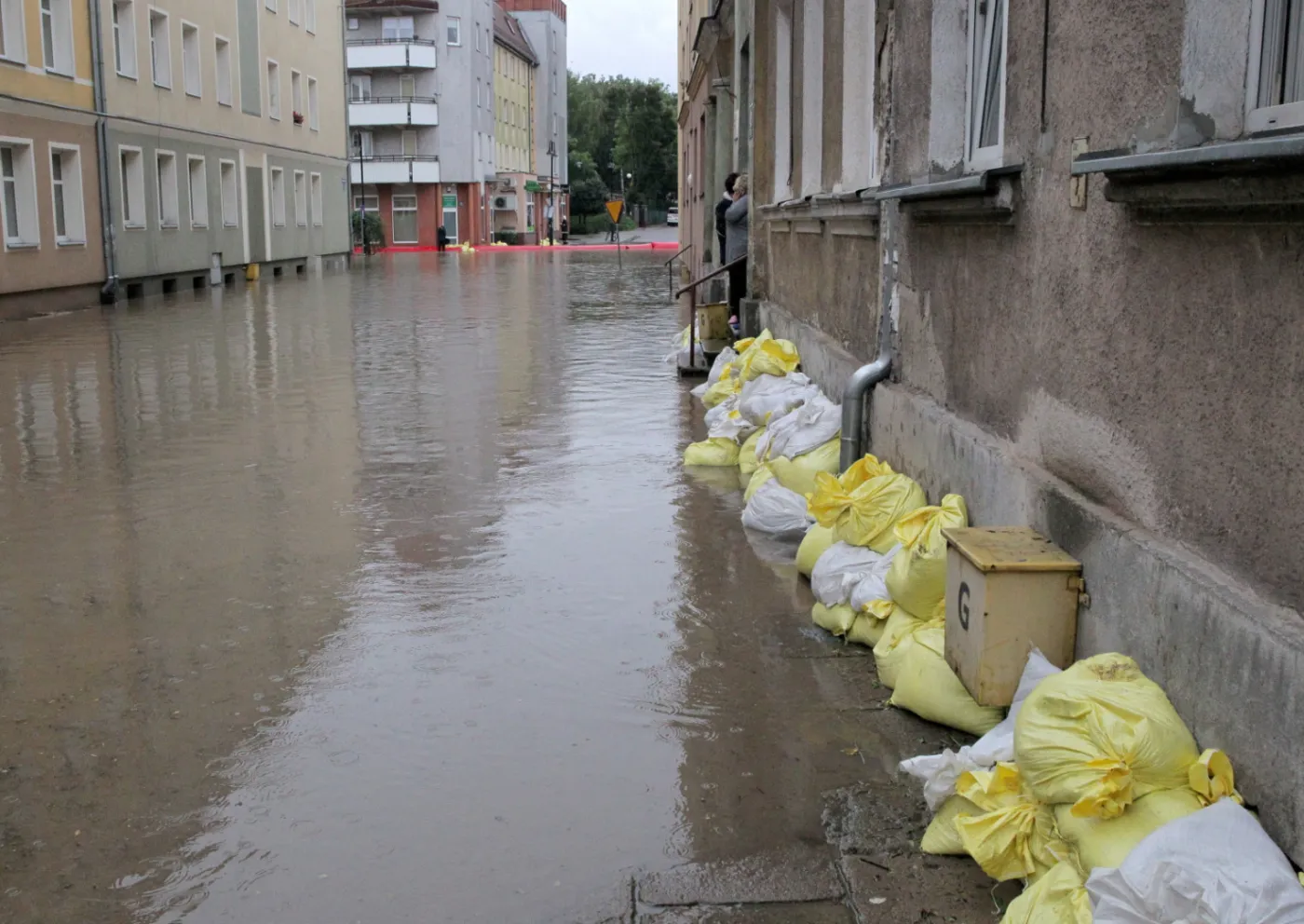 Elbląg: Żołnierze pomagają w umacnianiu brzegów rzeki. Sytuacja się stabilizuje