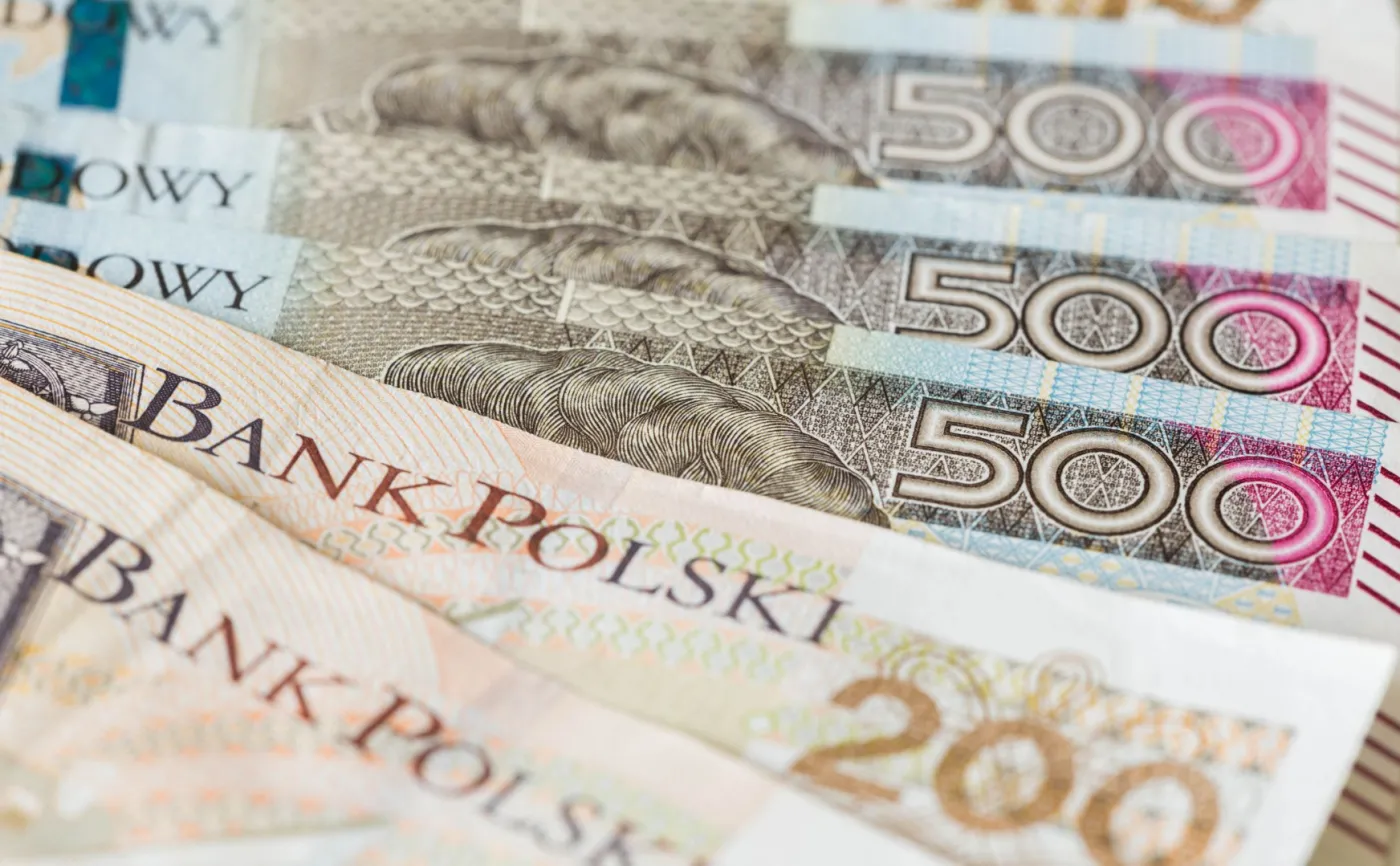 Złoty i papiery SPW wrażliwe na politykę i nastroje globalne