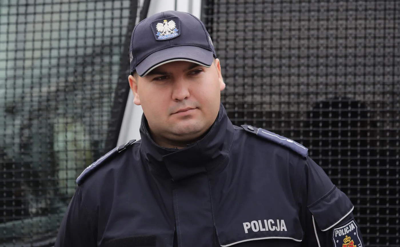 Policja: Podczas interwencji 11 listopada funkcjonariusz nie użył wulgarnego słowa. To było: "Siadaj, Kulson!"