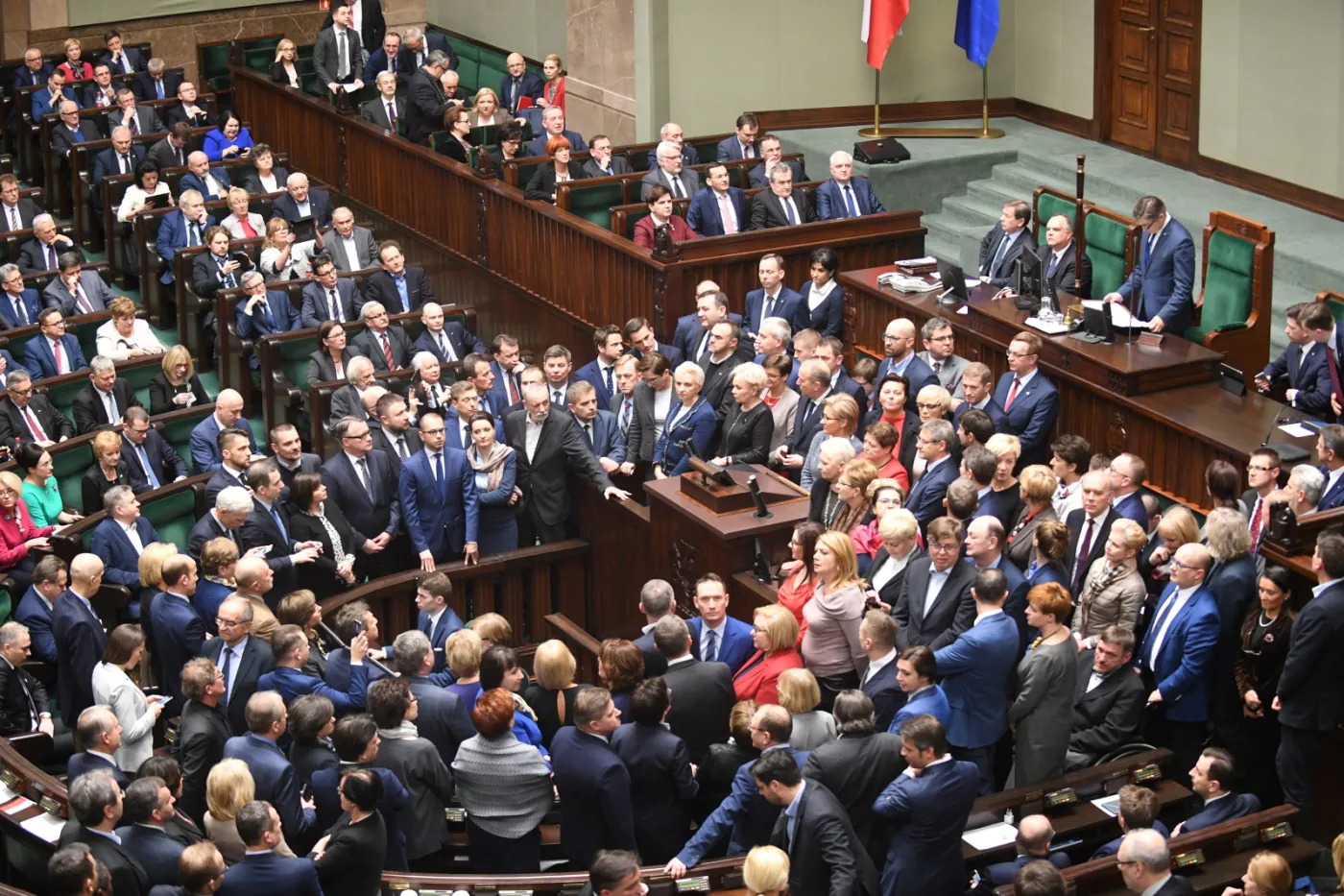 Marszałek Sejmu rozpoczął 34. posiedzenie Sejmu i zarządził przerwę w obradach do godziny 10