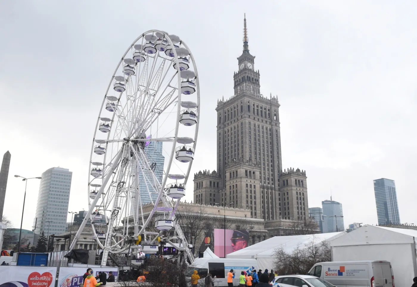 Warszawa: Przed PKiN trwa koncert 25. Finału WOŚP