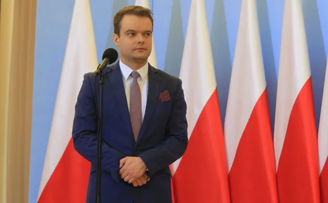 Rzecznik rządu: Tusk mógłby się uczyć od Saryusz-Wolskiego i pochłaniać wiedzę na temat UE