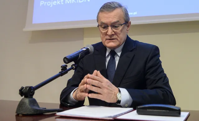 Gliński: Od roku trwają prace nad ustawą dotyczącą zmiany godła i flagi