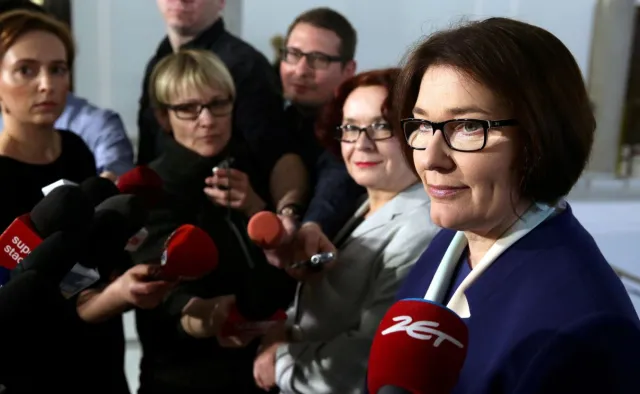 Mazurek: Prezes PiS czeka na decyzję, czy w środę dojdzie do spotkania z premier May