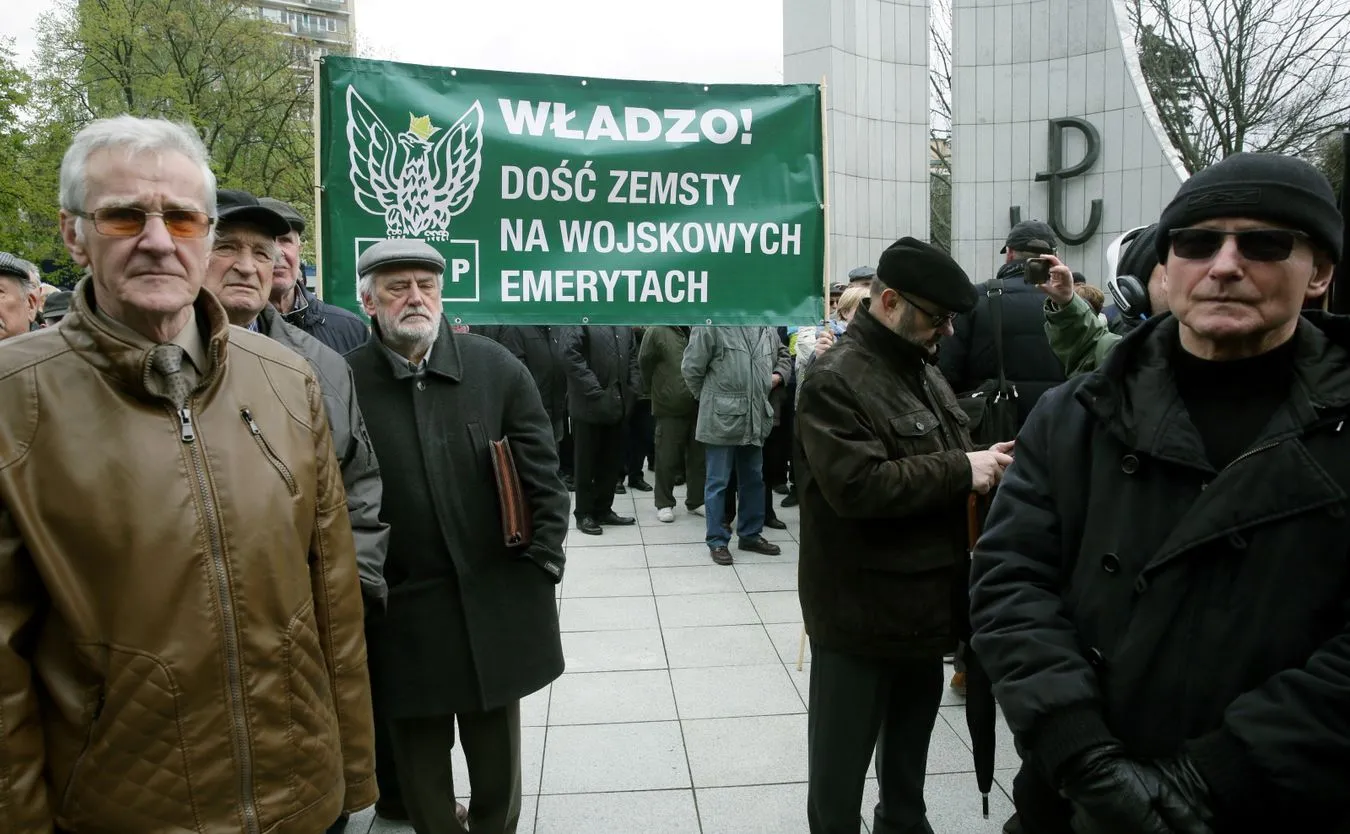 Manifestacja przed Sejmem ws. zmiany tzw. ustawy dezubekizacyjnej