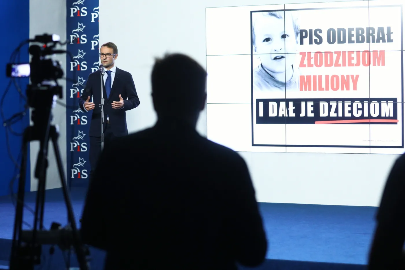 PiS odpowiada na kampanię billboardową PO i Nowoczesnej: PiS odebrał złodziejom miliony i dał je dzieciom