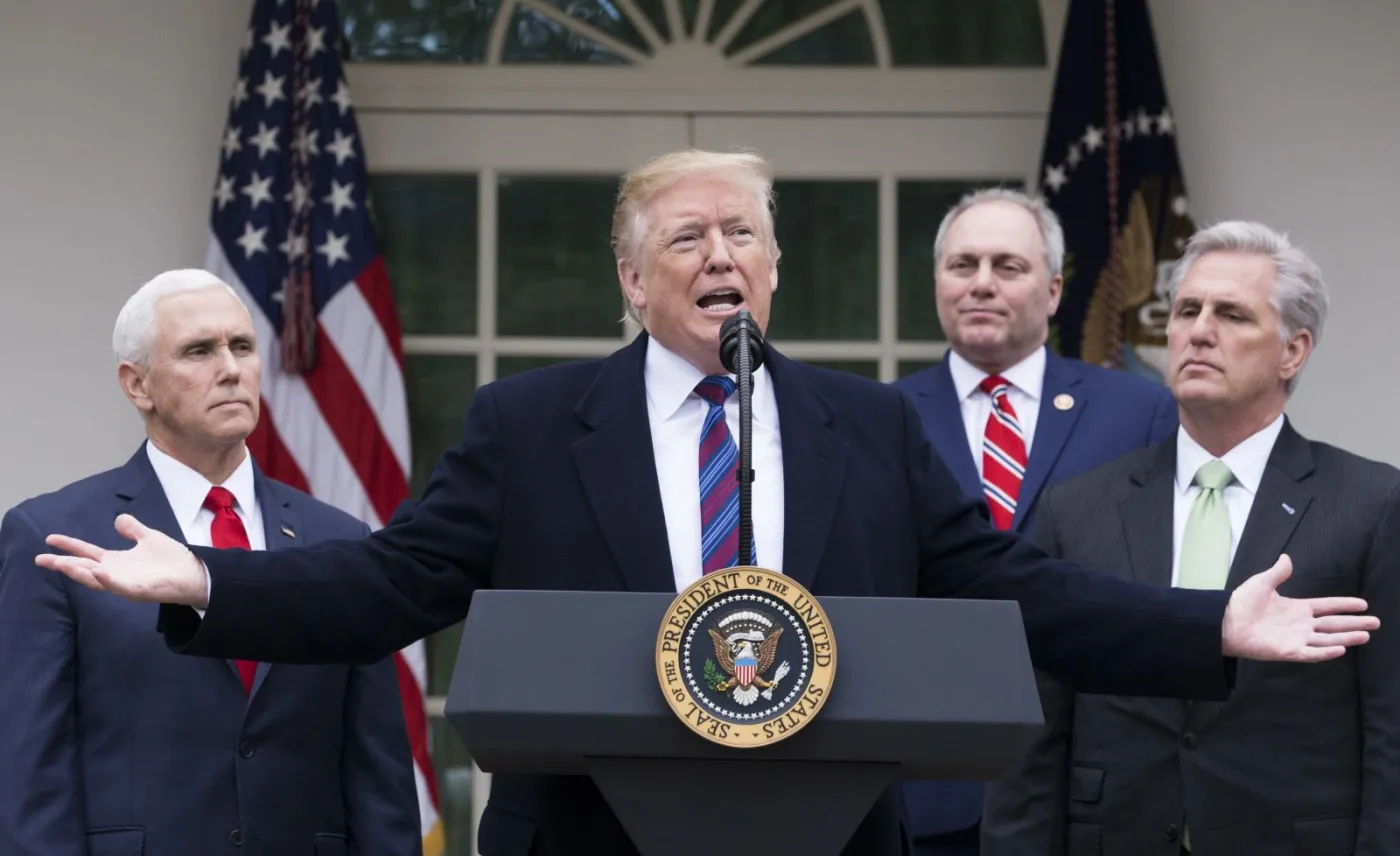 Mur z Meksykiem dzieli Waszyngton. Ludzie Trumpa zawieszeni