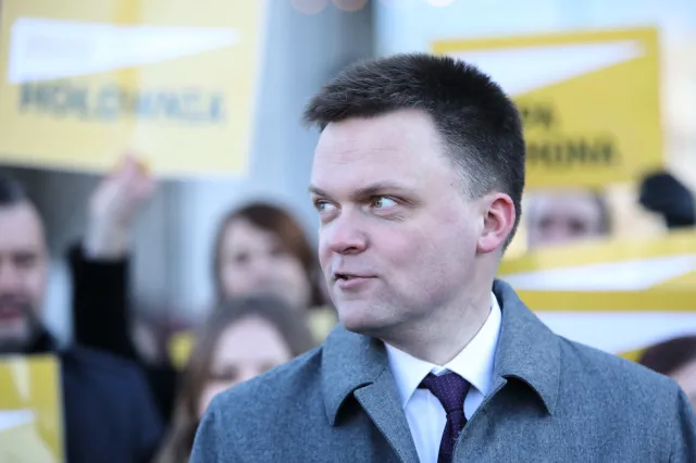 Hołownia przeprasza za błąd. "Nie powinno się robić polityki na Smoleńsku"