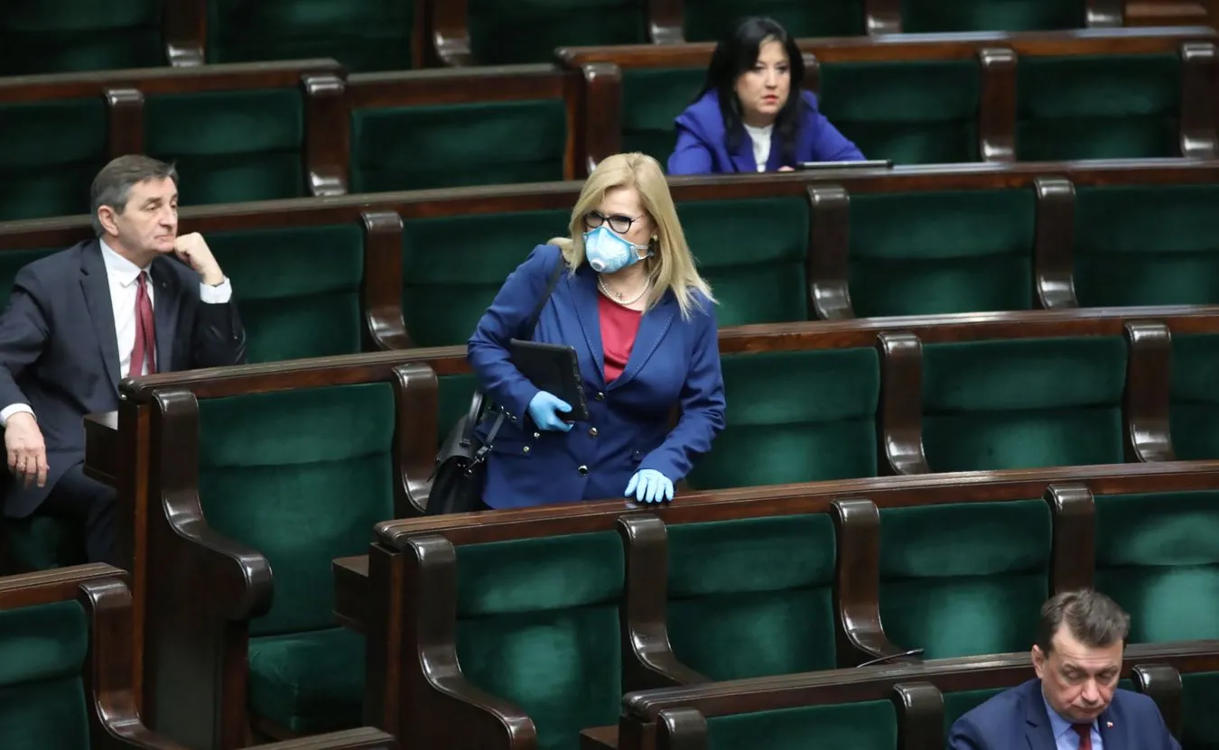 W posiedzeniu Sejmu uczestniczy 402 posłów. Większość zdalnie