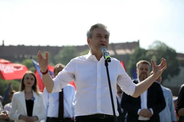 "Nagonka na osoby LGBTI ". Biedroń wzywa KE do "konkretnych działań wobec polskich władz"