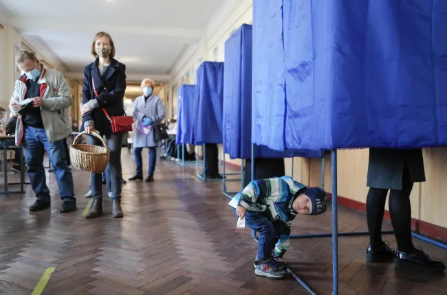 Bitwa Zełenskiego o samorządy. Oto jak Ukraińcy wybierali władze lokalne