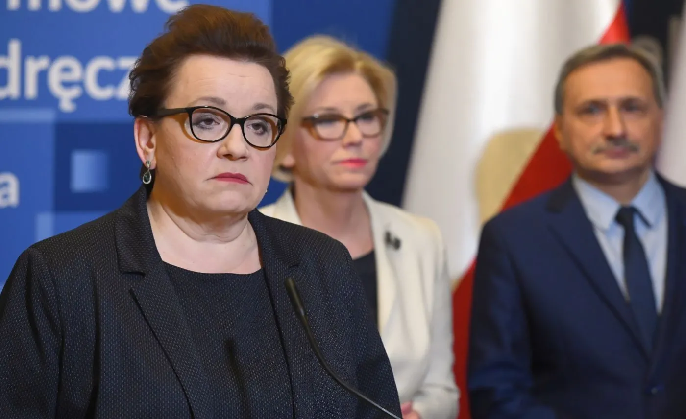 Operacja „Zmiana europejska”. Dymisja Zalewskiej ugasi spór z nauczycielami?