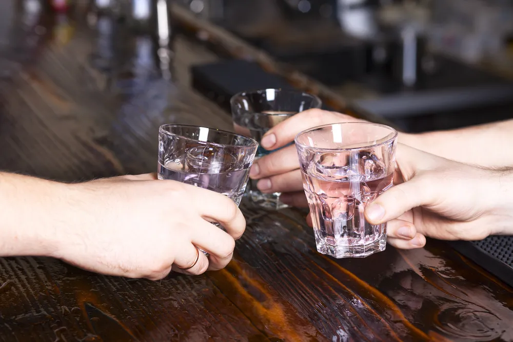 "Zatopieni" w alkoholu. Czy Polacy potrafią pić? [NAJNOWSZE BADANIA]
