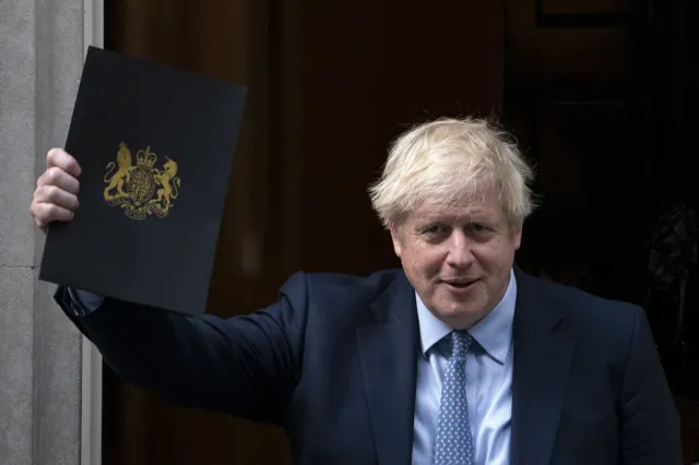 Wielka szachownica Johnsona. Jak wygrać z brexitem nie podając się do dymisji?