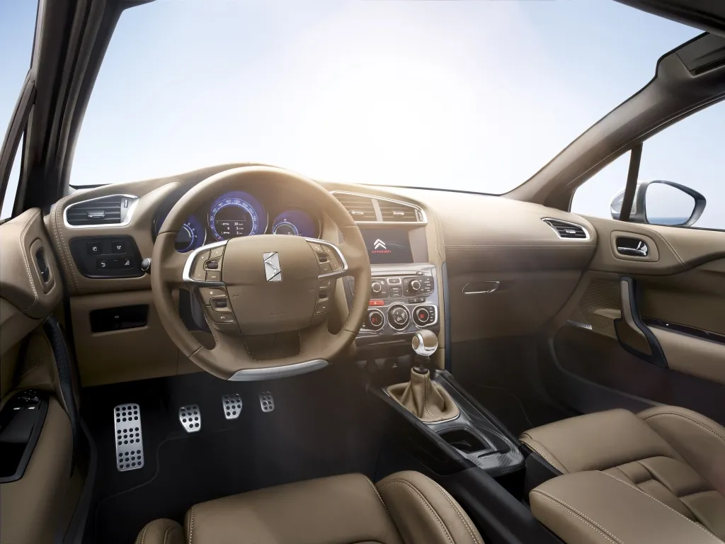 Citroen DS4, drugi model z linii DS, został wybrany najpiękniejszym samochodem roku przez ponad 60 000 internautów z 62 krajów! 