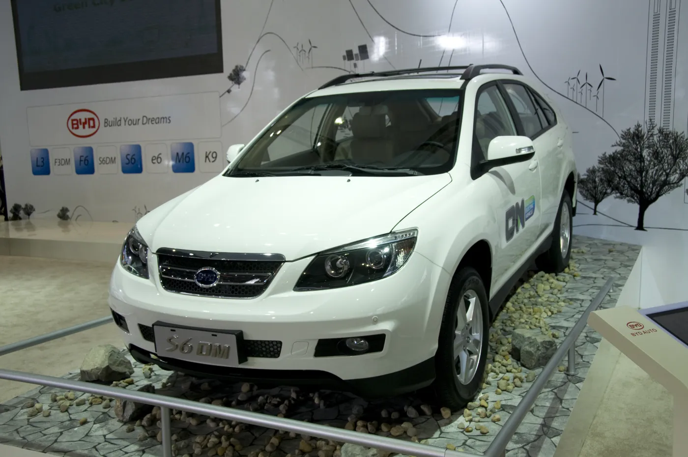Hybrydowy SUV S6DM w trybie elektrycznym może pokonać dystans 60 kilometrów